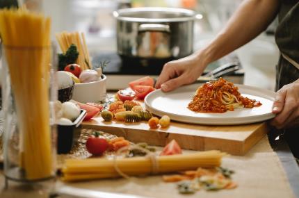 ​微生物生长动态监测系统揭示：膳食干预比微生物移植更有效驱动小鼠菌群重建